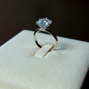Solid 18k gold 2.55ct lab round diamond ring